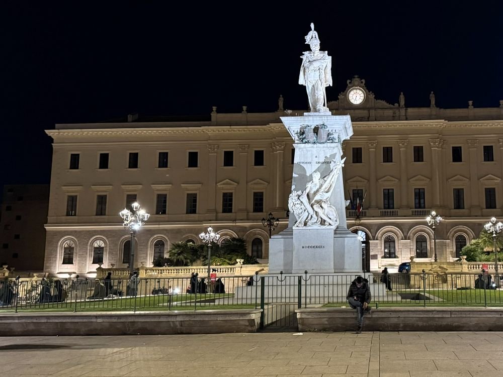 Italijos aikštėje esantis monumentas.